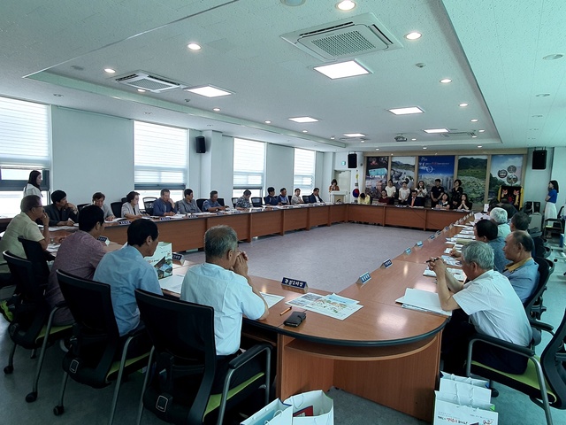 ▲ 경북테크노파크(원장 하인성)는 지난 10일 금호 이웃사촌마을 조성사업 ‘가족돌봄 및 학부모 프로그램’의 일환으로 금호읍 행복복지센터에서 금호 지역 마을 이장 30여 명을 대상으로 대학-주민(마을) 이음 프로그램 설명회를 개최했다.ⓒ경북테크노파크