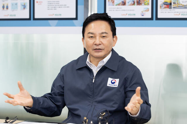 ▲ 원희룡 국토교통부 장관이 10일 세종시 해밀동 공동주택 건설현장을 찾아 타워크레인 설치현황 등을 점검한 뒤 한국노총 타워크레인 노조 위원장과 타워크레인 설·해체 노조 위원장 등과 간담회를 갖고 있다. (사진=국토부 제공). ⓒ뉴시스