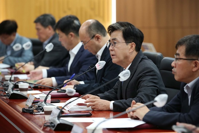 ▲ 김태흠 충남도지사가 10일 도청에서 실국원장회의를 주재하고 있다.ⓒ충남도