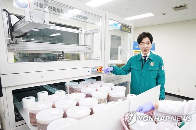 ▲ 박성훈 해양수산부 차관이 지난 7일 부산 중구 국립수산물품질관리원 부산지원을 찾아 수산물 방사능 안전관리 현장을 점검하고 있다. ⓒ연합뉴스