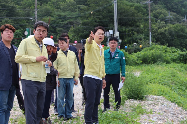▲ 김병욱 의원이 지난 9일 힌남노 태풍으로 지난해 피해를 입은 지역을 찾아 재해 복구 상황을 점검하고 있다.ⓒ김병욱 의원실