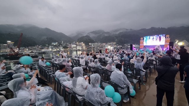 ▲ 경북문화관광공사는 경북 동해안 해양관광 활성화를 위해 지난 8일 울릉 저동 촛대암 일원에서 ‘경북 동해안 오선지 등대음악회’를 개최했다.ⓒ경북관광공사