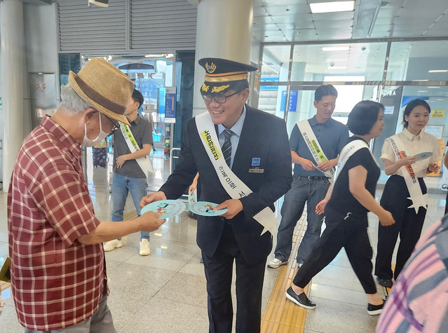 ▲ 광주송정역 직원들이 10일 이용객들에게 승강기 안전사고 예방을 위한 이용수칙 홍보하고 있다.ⓒ한국철도공사