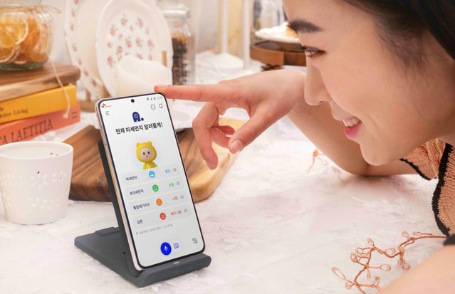 ▲ 에이닷 서비스를 이용하고 있는 홍보모델ⓒSK텔레콤