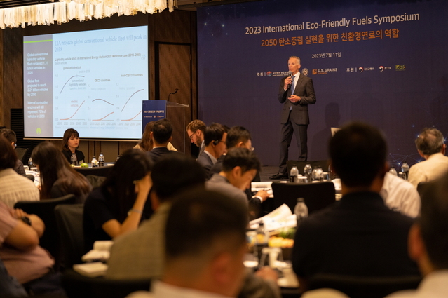 ▲ 마이크 로렌즈 글로스에너지 수석부사장이 발표하는 모습. 
 ⓒ한국자동차기자협회