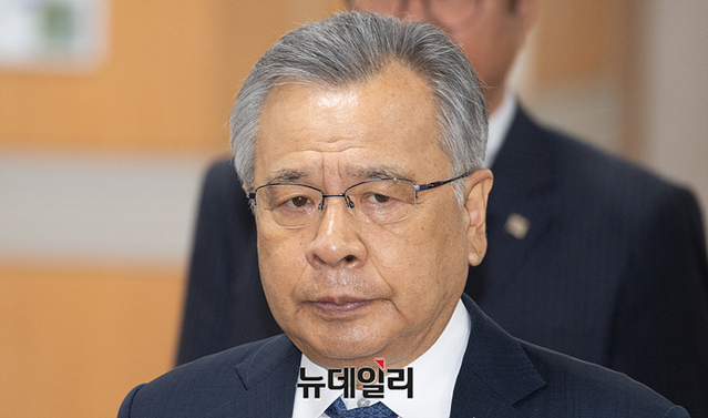 ▲ '가짜 수산업자 금품수수' 사건으로 기소된 박영수 전 특별검사가 11일 오전 서울 서초구 중앙지법에서 열린 '부정청탁및금품등수수의금지에관한법률위반 혐의' 관련 1차 공판에 출석하고 있다. ⓒ서성진 기자