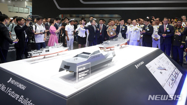 ▲ '2023 부산국제조선해양대제전'이 개막한 7일 부산 해운대구 벡스코 제1전시장 내 HD현대 부스를 찾은 내외빈들이 자체 개발 중인 차세대 한국형 구축함(KDDX)과 무인전력지휘통제함, 수출용 원해경비함(OPV) 등 차세대 함정 모형을 둘러보고 있다. 2023.06.07. ⓒ뉴시스