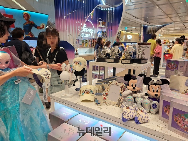 ▲ 스토어 중앙에 100주년 한정 피규어 등이 진열돼있다.ⓒ조현우 기자