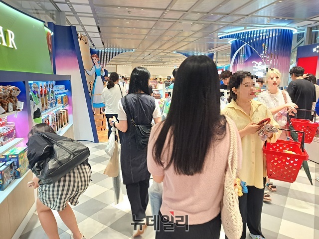 ▲ 디즈니 스토어에 방문한 고객들로 붐비고 있다.ⓒ조현우 기자