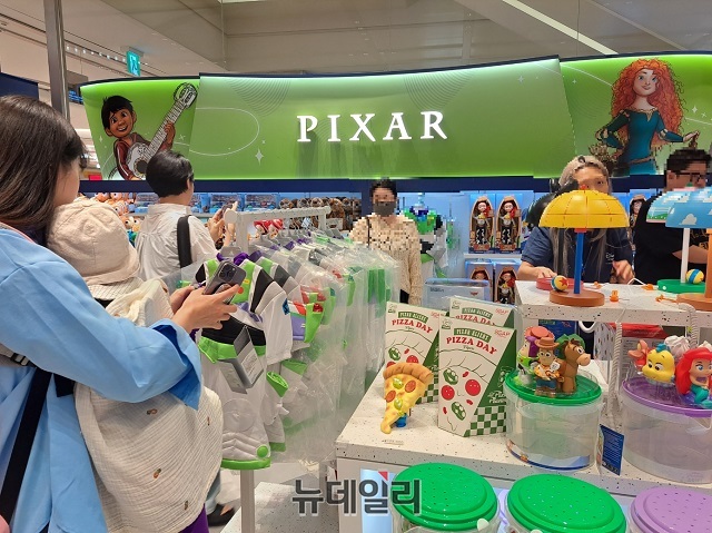 ▲ 디즈니 스토어 내 '픽사 존'에서 고객들이 상품을 구경하고 있다.ⓒ조현우 기자