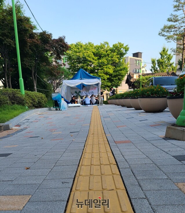 ▲ 더불어민주당 양평지역위원회 관계자들이 지난 10일 장애인 도로 위에 천막을 설치하고 집회를 하고 있다. ⓒ뉴데일리 DB