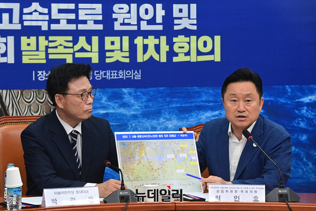 ▲ 최인호 더불어민주당 의원이(오른쪽) 11일 오전 국회에서 열린 '서울양평고속도로 원안 및 신양평IC 설치 추진위원회 발족식 및 1차 회의'에서 발언을 하고 있다. 왼쪽은 박광온 민주당 원내대표. ⓒ이종현 기자