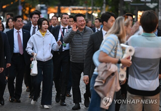 ▲ 북대서양조약기구(NATO·나토) 정상회의 참석차 리투아니아를 방문 중인 윤석열 대통령과 김건희 여사가 10일(현지시간) 빌뉴스 구시가지를 산책하고 있다. 윤 대통령은 회색 경량 패딩을 입었고 김 여사는 밝은 회색 후드티 차림에 에코백을 들고 있다.ⓒ연합뉴스