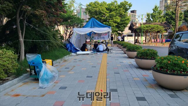 ▲ 더불어민주당 양평지역위원회 관계자들이 지난 10일 장애인 도로 위에 천막을 설치하고 집회를 하고 있다. ⓒ뉴데일리 DB