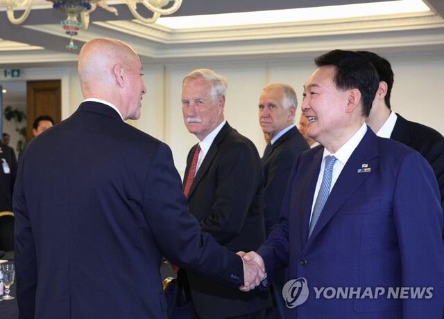 ▲ 북대서양조약기구(NATO·나토) 정상회의 참석차 리투아니아를 방문한 윤석열 대통령이 11일(현지시간) 빌뉴스 한 호텔에서 가진 미국 상원의원단 접견에서 피트 리케츠 상원의원(왼쪽) 등과 인사하며 대화하고 있다. ⓒ연합뉴스