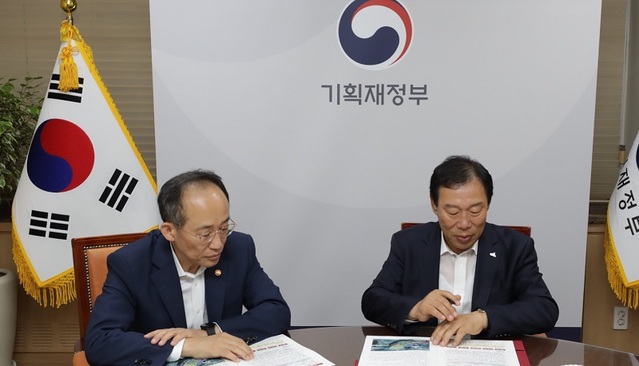 ▲ 최민호 세종시장(오른쪽)이 11일 정부서울청사에서 추경호 부총리 겸 기획재정부장관과의 예산협의회에 참석해 종합체육시설 건립 등 7건의 현안사업에 대한 국비 지원을 요청하고 있다.ⓒ세종시