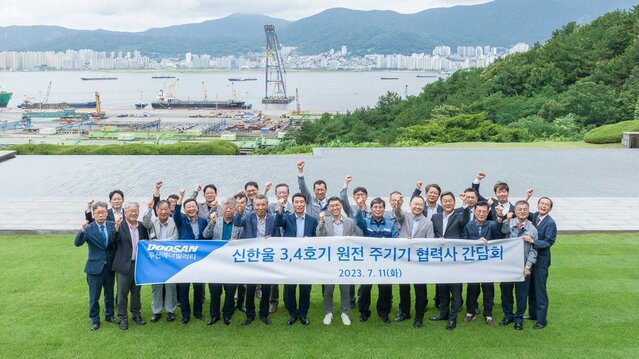 ▲ 11일 경남 창원 두산에너빌리티 본사에서 열린 신한울 3·4호기 원전 주기기 협력사 간담회 참석자들이 기념촬영을 하고 있다. ⓒ두산에너빌리티