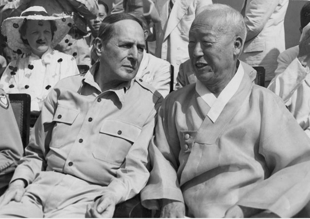 ▲ 맥아더 장군과 이승만 대통령. 사진은 1948년 8월15일 건국정부 선포 경축식때 모습.