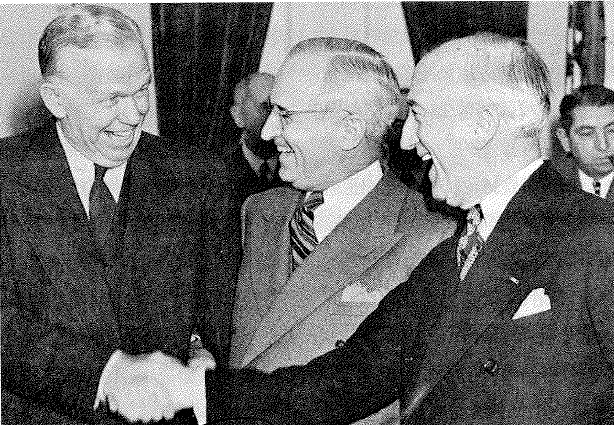 ▲ 트루먼 미국대통령(가운데)이 떠나는 국무장관 번스와 신임 국무장관 마셜(오른쪽)과 함께 하고 있다.