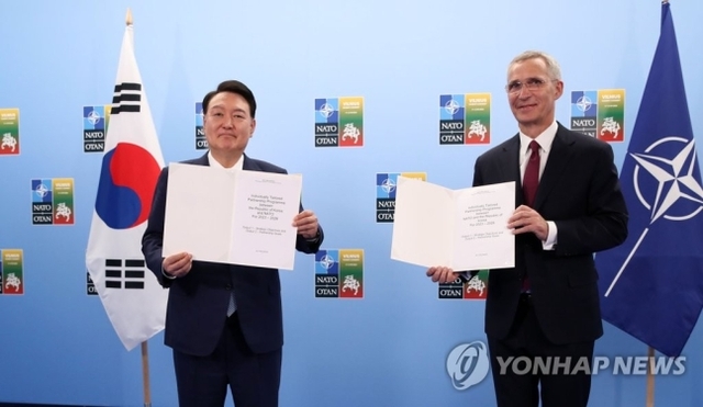 ▲ 북대서양조약기구(NATO·나토) 정상회의에 참석하는 윤석열 대통령이 11일 빌뉴스 나토 정상회의장에서 가진 옌스 스톨텐베르그 나토 사무총장과의 면담에서 개별 맞춤형 파트너십 프로그램(ITPP)을 체결한 뒤 기념촬영을 하고 있다. ⓒ연합뉴스