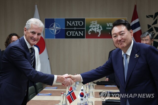 ▲ 북대서양조약기구(NATO·나토) 정상회의에 참석하는 윤석열 대통령이 11일 빌뉴스 나토 정상회의장에서 가진 요나스 가르 스퇴레 노르웨이 총리와의 정상 회담에서 악수하고 있다.ⓒ연합뉴스(사진=공동취재)