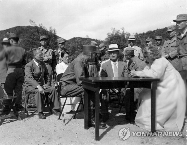 ▲ 1952년 2월 19일 포로 교환을 확인하기 위해 방문한 이승만 전 대통령 내외와 테일러 장군의 모습. ⓒ국제적십자위원회(ICRC) / 연합뉴스