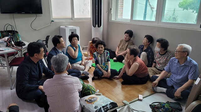 ▲ 북구청 복지환경위생과, 초복을 맞아 관내 경로당을 방문해 어르신들에게 수박과 백미 등 위문품을 전달했다.ⓒ포항시