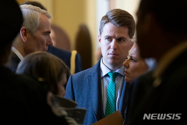 ▲ 지난 2019년 3월5일 워싱턴 국회사진의사당에서 마일스 테일러 전 국토안보부 장관 고문(가운데)이 롭 포트먼 공화당 상원의원(왼쪽)과 커스틴 닐슨 국토안보부 장관(오른쪽)이 이야기하는 것을 듣고 있다. 테일러는 2020년 10월 28일 트위터를 통해 발표한 성명에서 지난 2018년 뉴욕 타임스(NYT) 오피니언란에 도널드 트럼프 대통령을 비판하는 익명의 기고문을 보낸 것이 자신이라고 밝혔다. ⓒAP/뉴시스