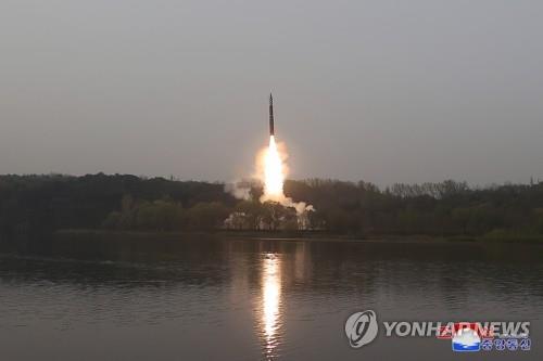 ▲ 지난 4월 북한 고체연료 사용 탄도미사일 화성포-18형 발사 장면. ⓒ연합뉴스