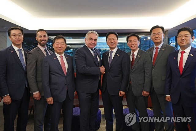 ▲ 김기현 국민의힘 대표를 비롯한 방미대표단이 11일(현지시간) 워싱턴 DC에서 커트 캠벨 미 국가안전보장회의(NSC) 인도·태평양 조정관과 조찬 간담회를 마친 뒤 기념촬영을 하고 있다.ⓒ연합뉴스