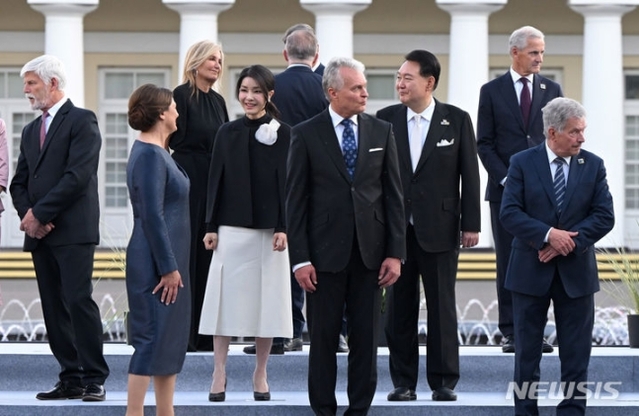 ▲ 윤석열 대통령과 부인 김건희 여사가 11일(현지시간) 빌뉴스 대통령궁에서 열린 리투아니아 대통령 주최 나토 동맹국·파트너국 대상 만찬에 앞서 각국 정상들과 기념촬영 준비를 하고 있다. (공동취재) ⓒ뉴시스