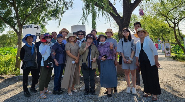 ▲ 부여군 정보화농업인연구회가  12일 서동연꽃축제 홍보에 착수했다.ⓒ부여군