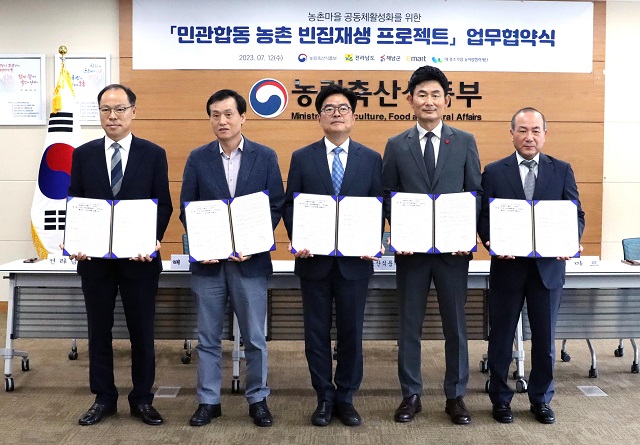 ▲ 왼쪽부터, 전라남도 강효석 농축산식품국장, 해남군김차진 부군수, 농식품부이상만 농촌정책국장, 이마트 홍성수 CSR담당, 대중소기업농어업협력재단 조태용 본부장.ⓒ이마트
