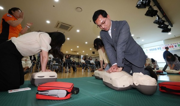 ▲ 대전 동구가 12일 공감 토크 참여 어린이집 부모 대상으로 심폐소생술 및 자동심장충격기 사용 등 안전교육을 시행했다.ⓒ동구청