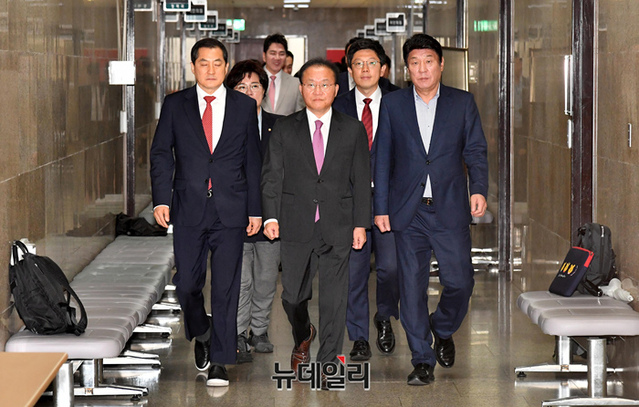 ▲ 윤재옥 국민의힘 원내대표와 박대출 정책위의장 등 지도부 지난 10일 국회에서 열린 최고위원회의에 참석하고 있다.ⓒ이종현 기자