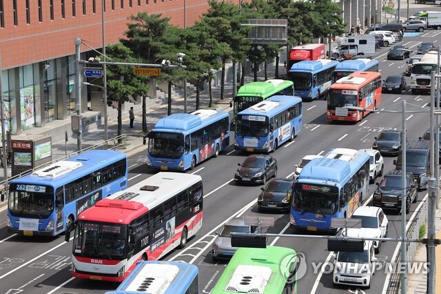 ▲ 서울역 인근을 지나는 버스들.ⓒ연합뉴스
