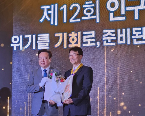 ▲ 류춘수 모아산부인과 원장(우측)이 지난 11일 정부세종청사에서 열린 '제12회 인구의 날' 기념식에서 국민훈장 동백장을 받고 기념 촬영을 하고 있다.ⓒ논산시