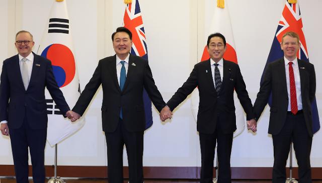 ▲ 북대서양조약기구(NATO·나토) 정상회의에 참석한 윤석열 대통령이 12일(현지시간) 빌뉴스 한 호텔에서 열린 한국·일본·호주·뉴질랜드 4개국(AP4) 정상회담에서 기시다 후미오 일본 총리(오른쪽 두번째), 앤서니 앨버니지 호주 총리(왼 쪽), 크리스 힙킨스 뉴질랜드 총리와 기념 촬영을 하고 있다. ⓒ연합뉴스