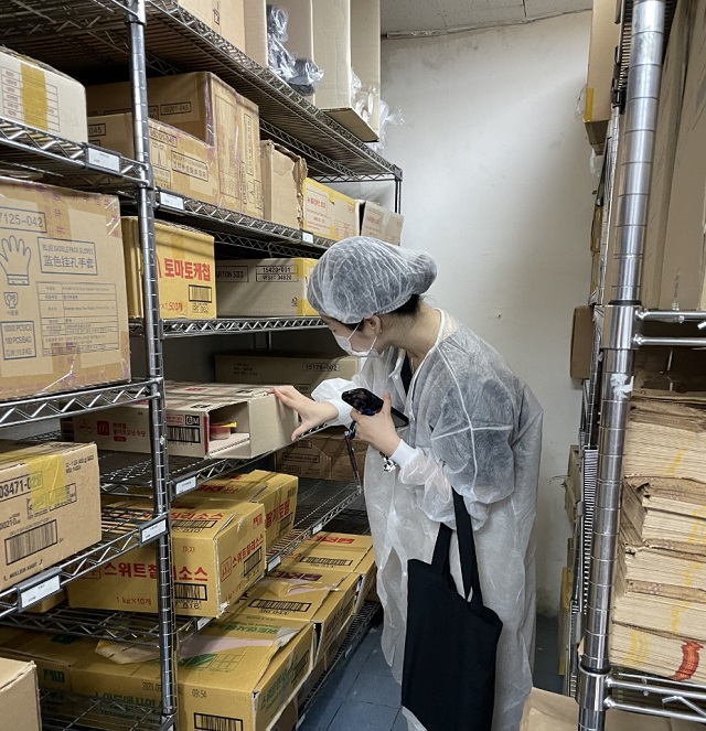 ▲ 복지환경위생과 직원이  하절기 대비 다중이용시설 집중 위생·안전관리 점검을 실시하고 있다.ⓒ포항시