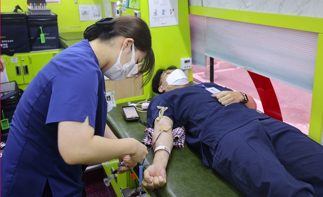▲ 세명기독병원 한 직원이 지난 11일 헌혈하고 있는 모습.ⓒ세명기독병원