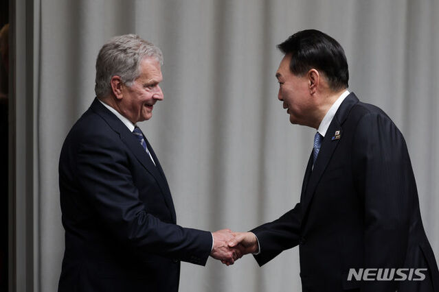 ▲ 윤석열 대통령이 12일(현지시간) 리투아니아 빌뉴스 리텍스포(LITEXPO)에서 열린 한-핀란드 정상회담에서 사울리 니니스퇴 핀란드 대통령과 악수하고 있다.ⓒ뉴시스(사진=공동취재)