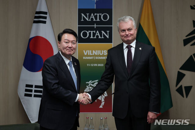 ▲ 윤석열 대통령이 12일(현지시간) 리투아니아 빌뉴스 리텍스포(LITEXPO)에서 열린 한-리투아니아 정상회담에서 기타나스 나우세다 리투아니아 대통령과 악수하고 있다.ⓒ뉴시스(사진=공동취재)