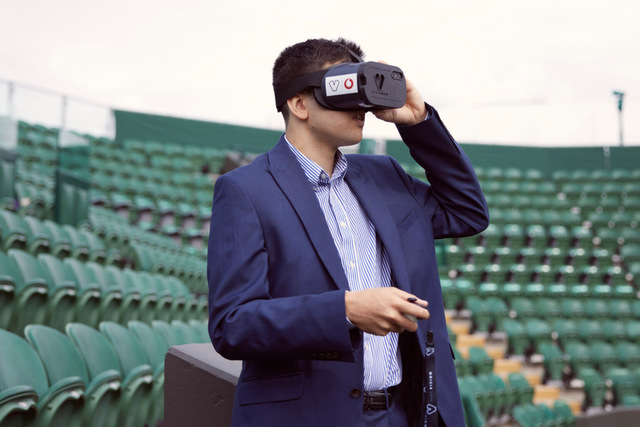 ▲ 5G 기술이 적용된 시각장애인용 헤드셋. ⓒVodafone