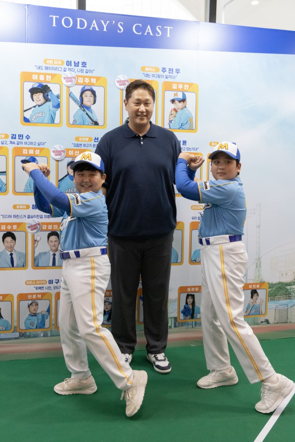 ▲ 뮤지컬 '야구왕, 마린스!'에서 이대호 선수 모티브로 한 이남호 역의 이충현(좌)·김주혁과 나란히 포즈를 취한 이대호.ⓒ부산문화회관·라이브