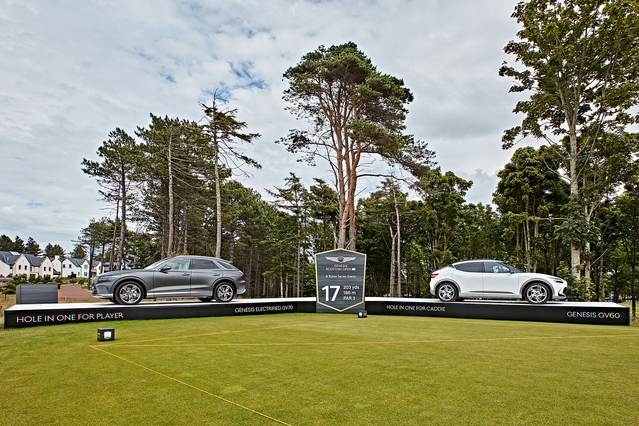 ▲ 르네상스 클럽 전경 배경으로 GV70 전동화모델과 GV60가 위치해있다. ⓒ제네시스