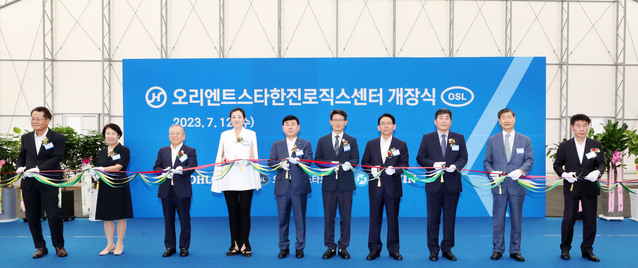 ▲ 12일 진행된 물류센터 개장식에 참석한 유영종(왼쪽 세 번째) 오리엔트스타로직스 회장과 조현민(네 번째) 한진 사장, 노삼석(다섯 번째) 사장 등 주요 관계자가 테이프 커팅식을 하고 있다. ⓒ한진