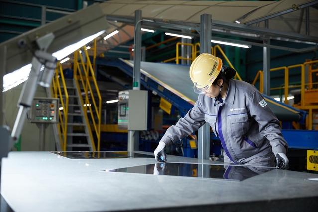 ▲ 동국씨엠 엔지니어가 S1CCL에서 생산된 라미나강판 제품을 검수하는 모습. ⓒ동국제강