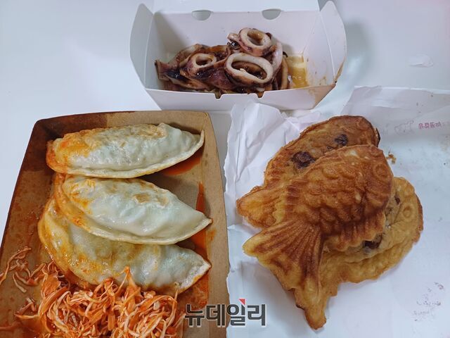 ▲ 사진에 보이는 음식의 총 가격은 1만8000원이다. 오징어구이 1만원, 군만두 3개 4000원, 붕어빵 3개 4000원. ⓒ김성웅 기자