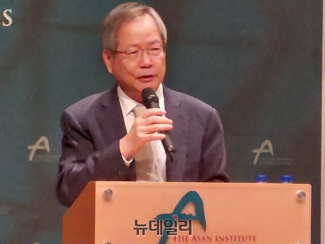 ▲ 한반도미래포럼(KPFF·이사장 천영우)이 12일 오후 서울 아산정책연구원에서 개최한 공개토론회에서 천영우 한반도미래포럼 이사장이 폐회사를 하고 있다. ⓒ조문정 기자