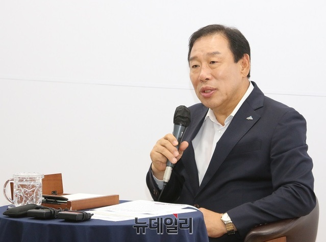 ▲ 최민호 세종시장이 13일 오후 시청 브리핑실에서 기자회견을 하고 있다.ⓒ이길표 기자